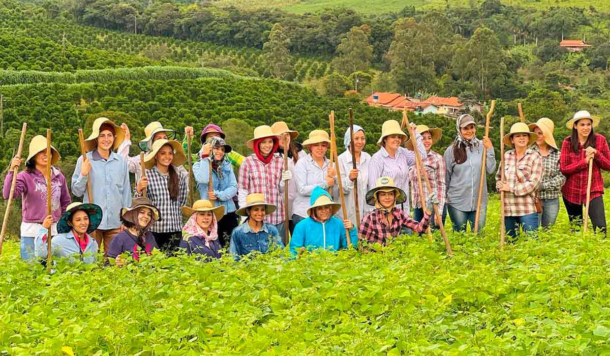 Grupo de mulheres turistas integradas às mulheres da comunidade rural