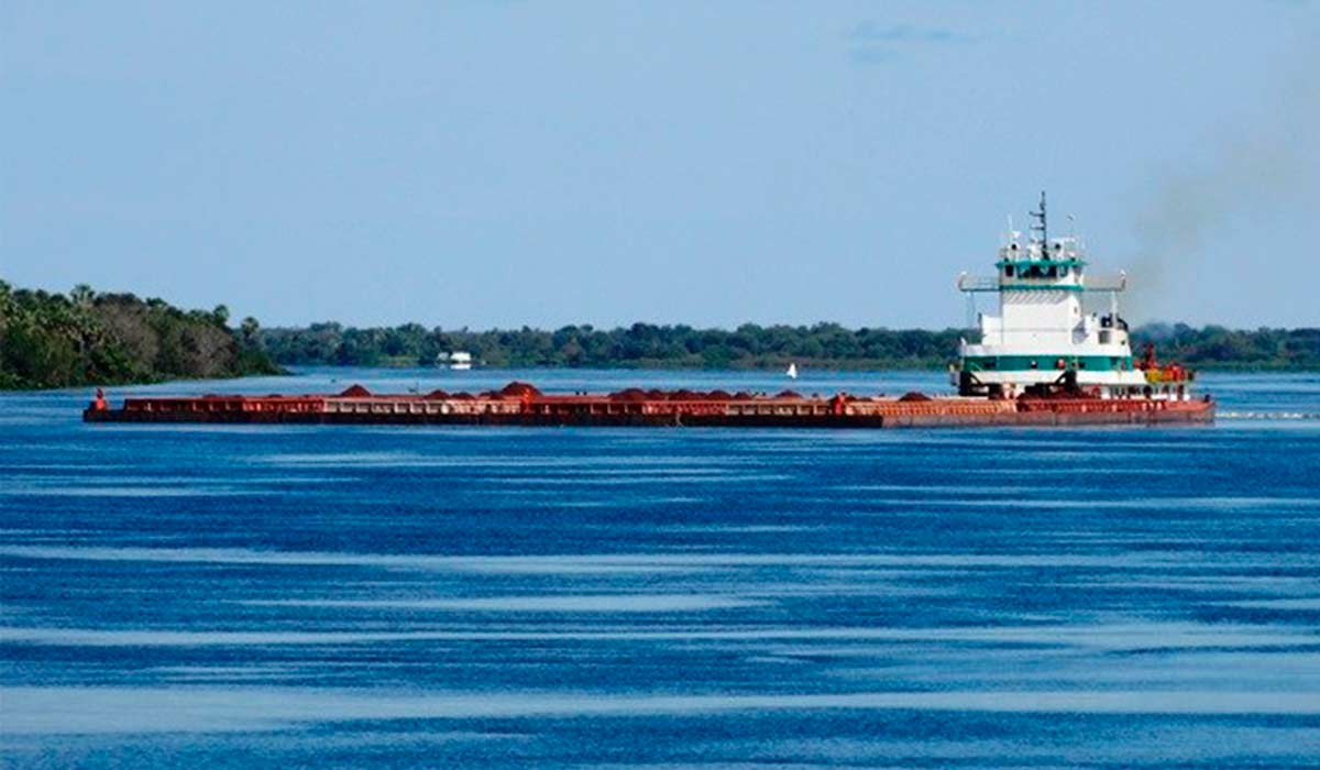 Barca na Hidrovia Paraguai-Paraná