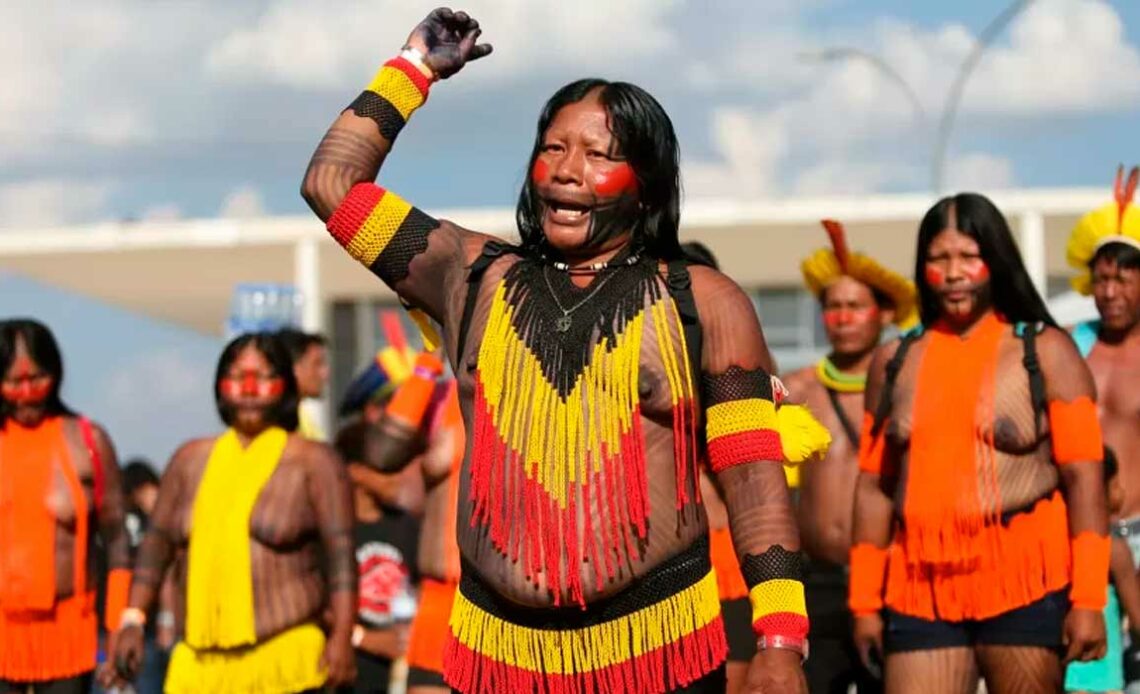 Indígenas comemoram do lado de fora do Supremo a derrubada da tese do marco temporal