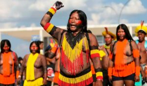 Indígenas comemoram do lado de fora do Supremo a derrubada da tese do marco temporal