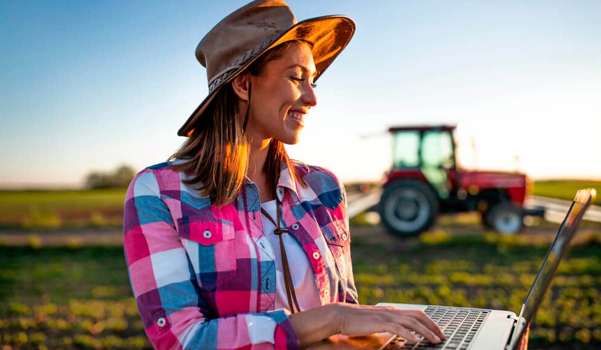 Produtora rural usando tecnologia para a gestão de seu negócio