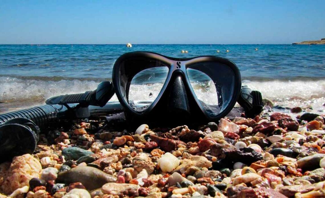 Máscara de mergulho e snorkel na praia pronto para o mergulho