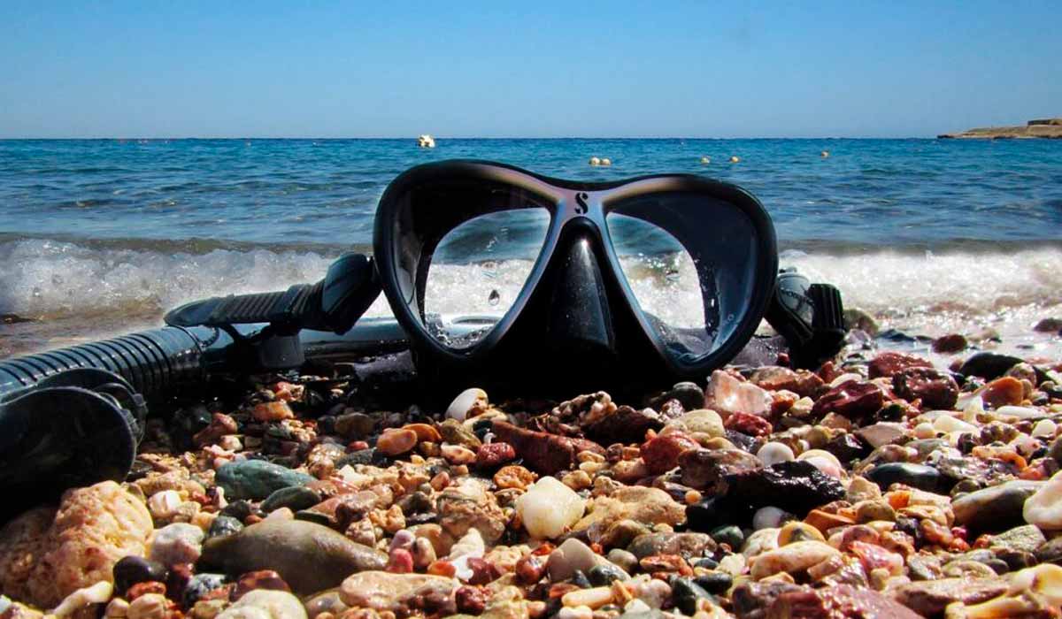 Máscara de mergulho e snorkel na praia pronto para o mergulho