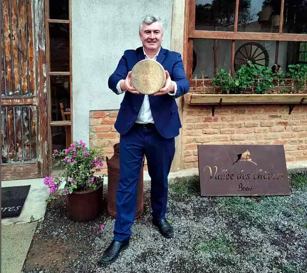 Fabrício Vieira, proprietário do Capril do Lago segurando o premiado Caprinus do Lago