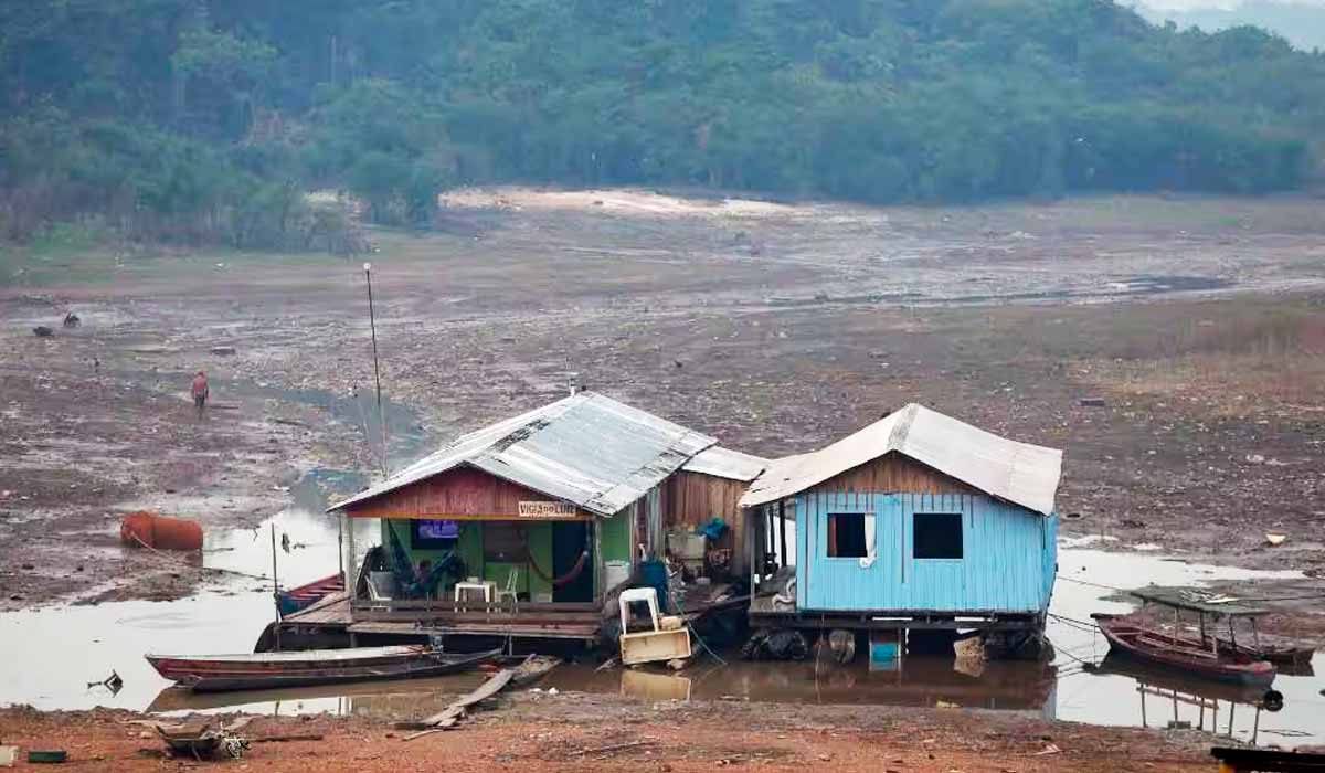 Flutuadores encalharam durante uma seca no Rio Negro, em Iranduba (AM): o Amazonas sofre uma severa seca que está afetando a navegação e a distribuição de combustível e alimentos para o interior — Foto: Michael Dantas/AFP