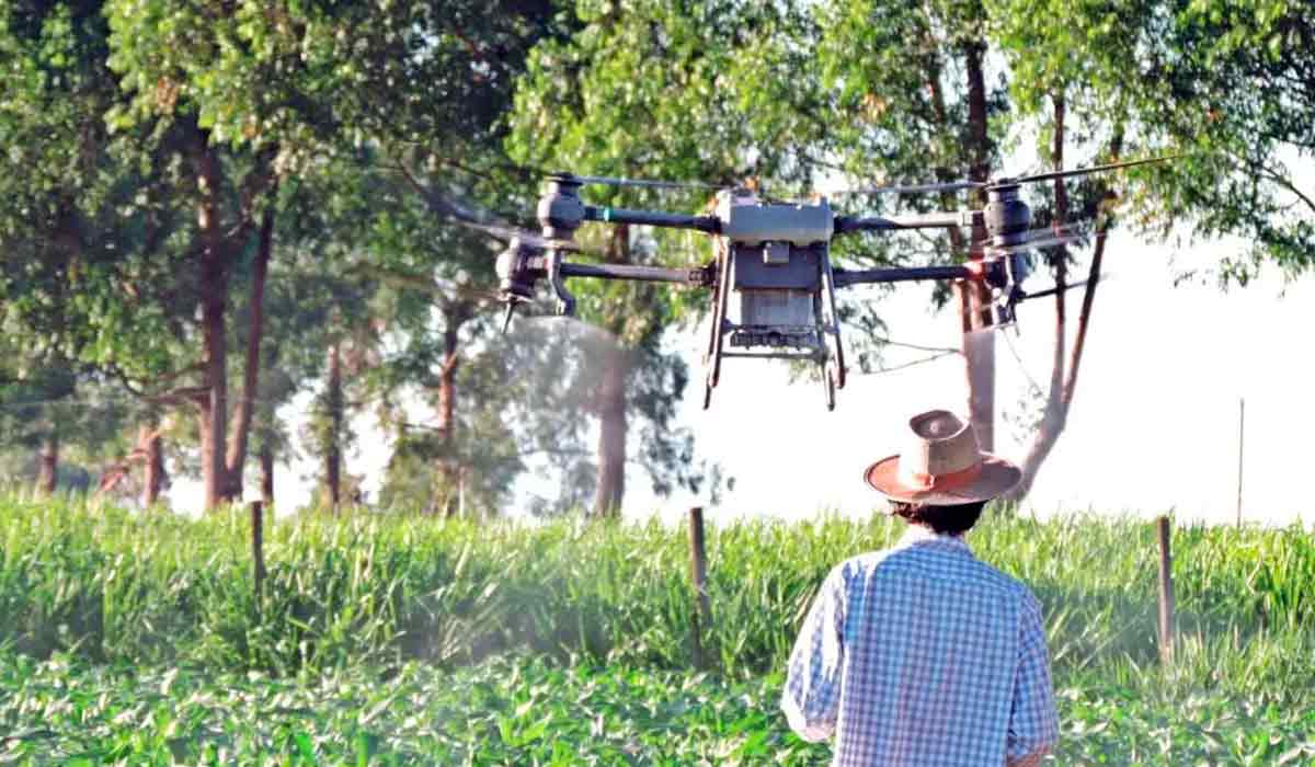 Drone sendo operado próximo de árvores