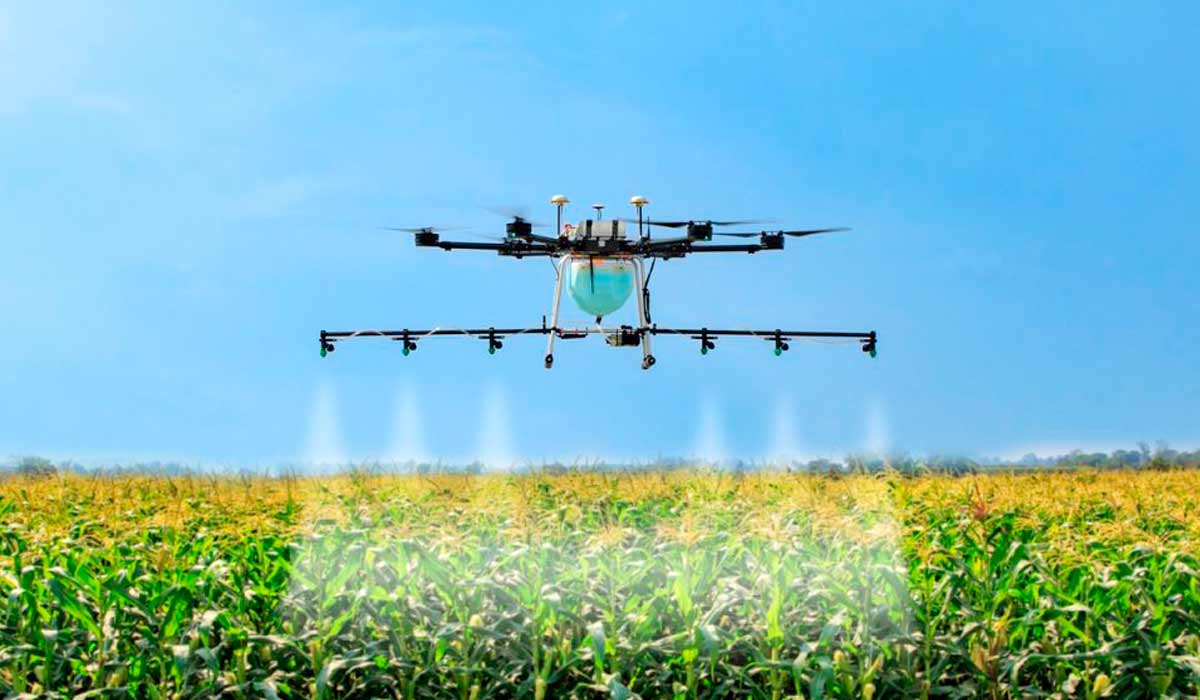 Drone agrícola em operação de pulverização