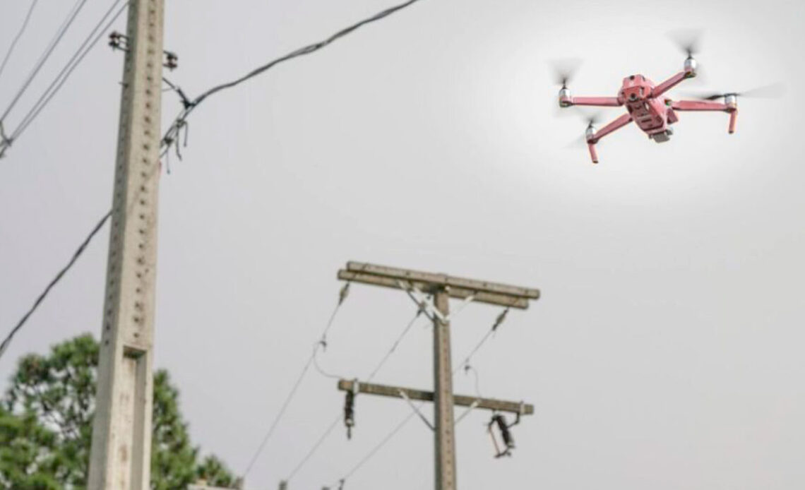 Drone operando próximo à rede elétrica