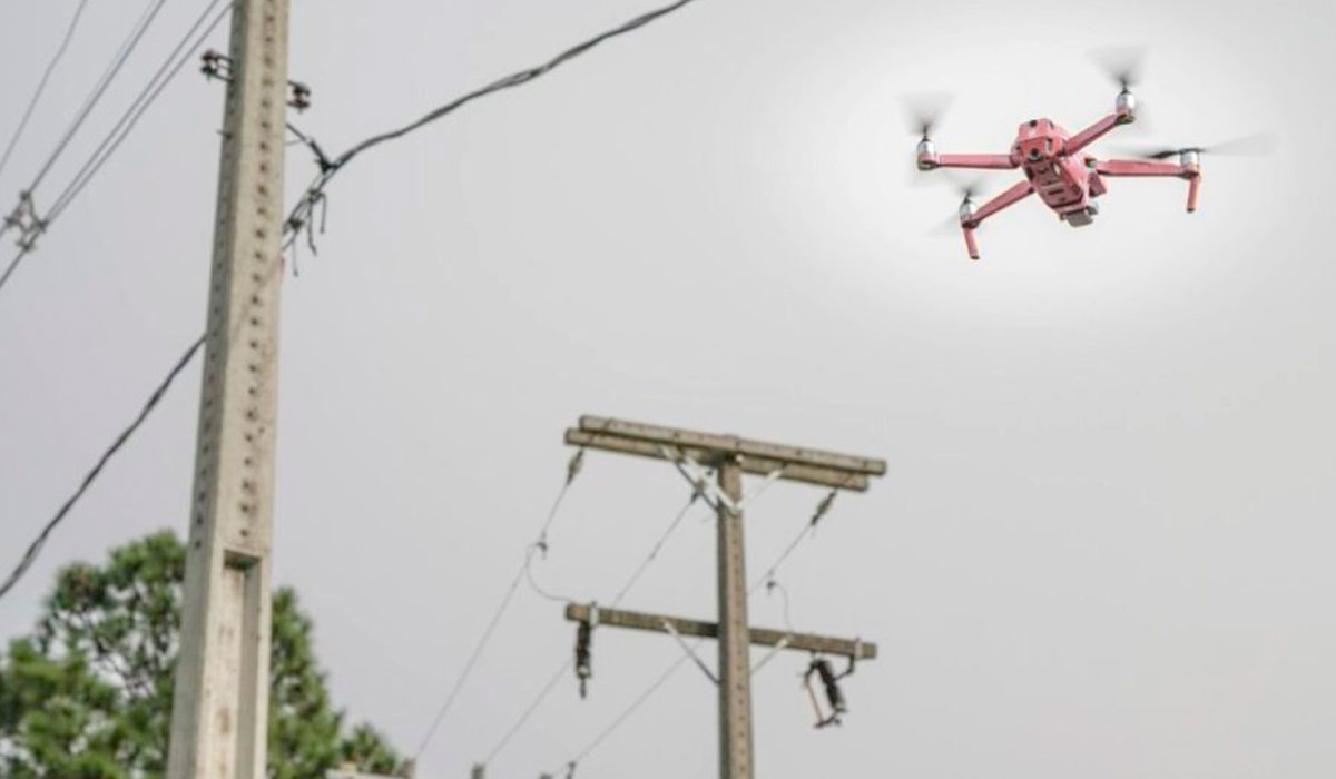 Drone operando próximo à rede elétrica