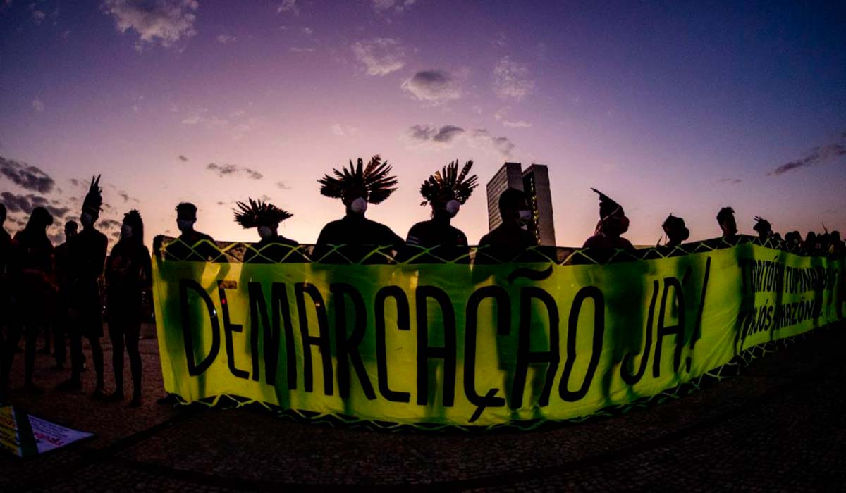 Indígenas protestando contra o marco temporal