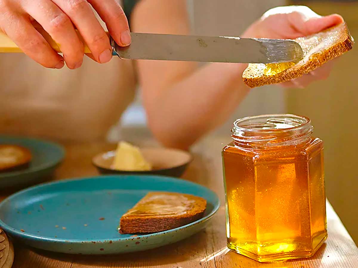 Consumindo mel