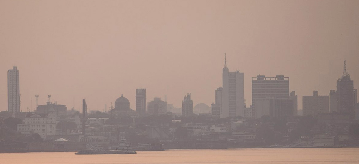 Vista da cidade sob a fumaça de queimada das florestas