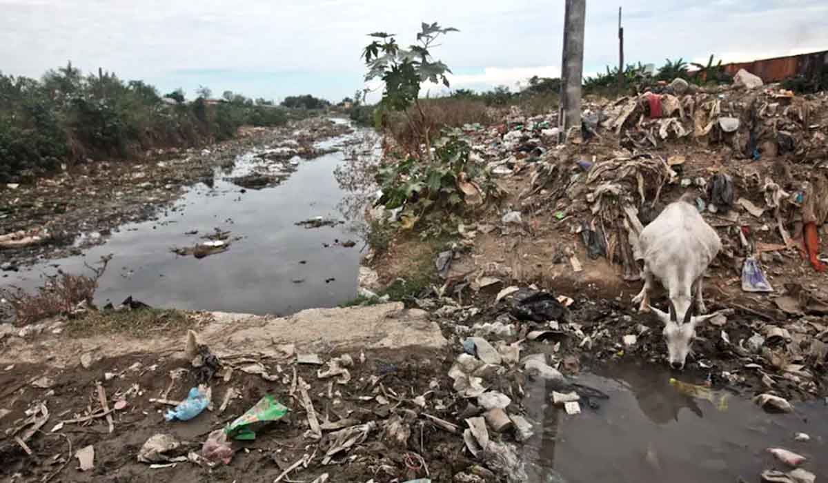 Falta de saneamento afetando curso d'água