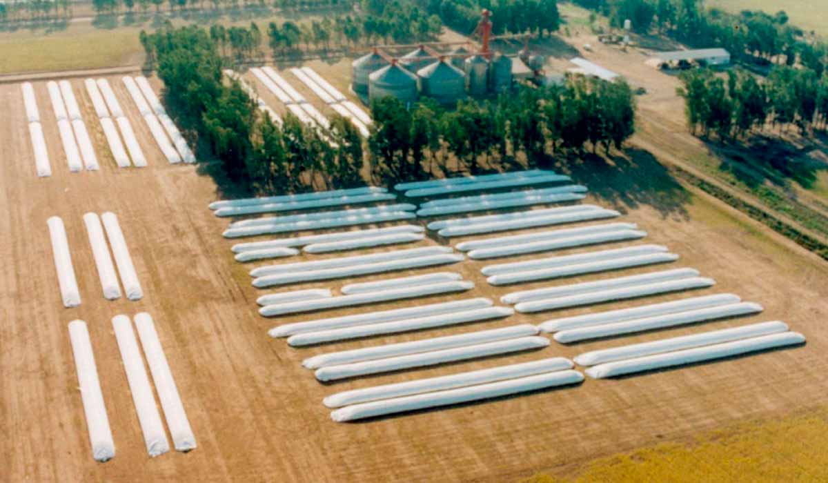 Bateria de silos bolsas acoplada à armazenagem convencional