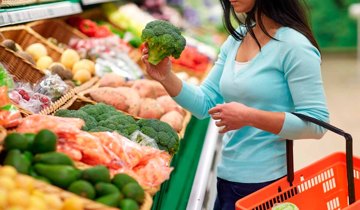 Mulher fazendo compras no supermercado