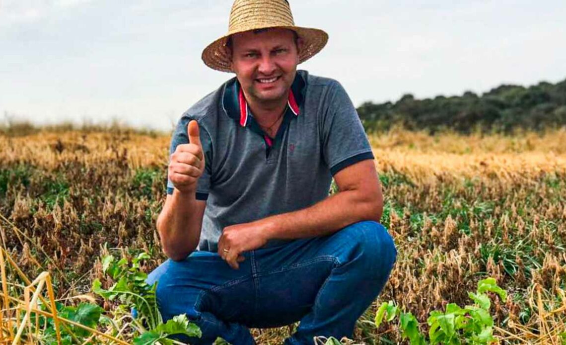 O produtor rural Laércio na sua lavoura