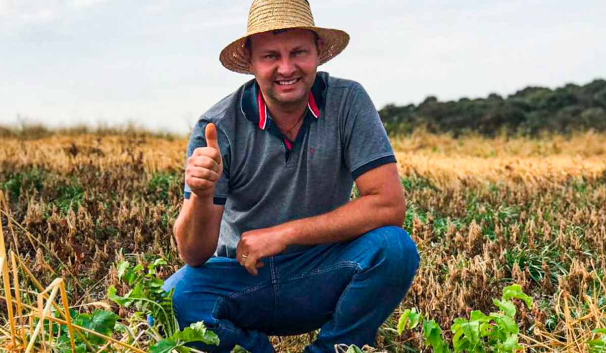 O produtor rural Laércio na sua lavoura