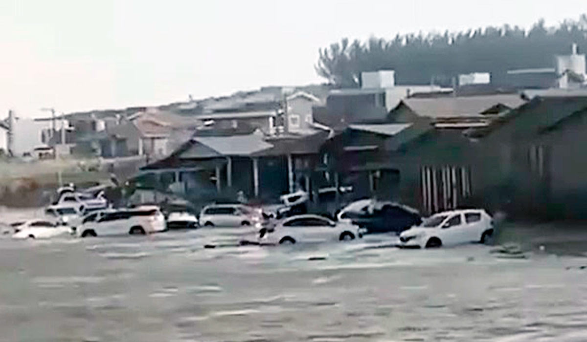 Tsunami Meteorológico surpreendeu a praia do Cardoso, em Laguna, Santa Catarina, arrastando carros e causando apreensão entre os frequentadores em 11 de novembro passado