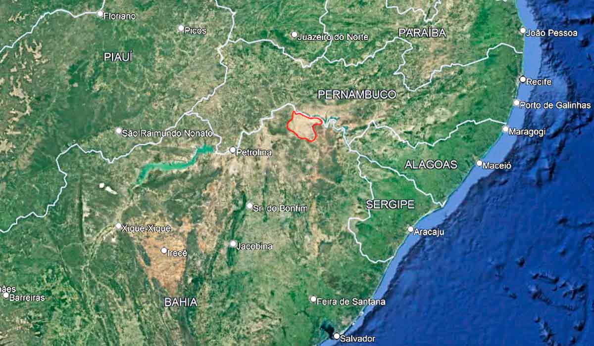 Imagem satélite com destaque em vermelho para a região árida na Bahia