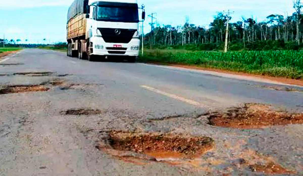 Rodovia é péssimo estado de conservação