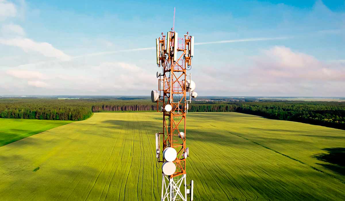 conjunto torre/antena para cobertura de internet