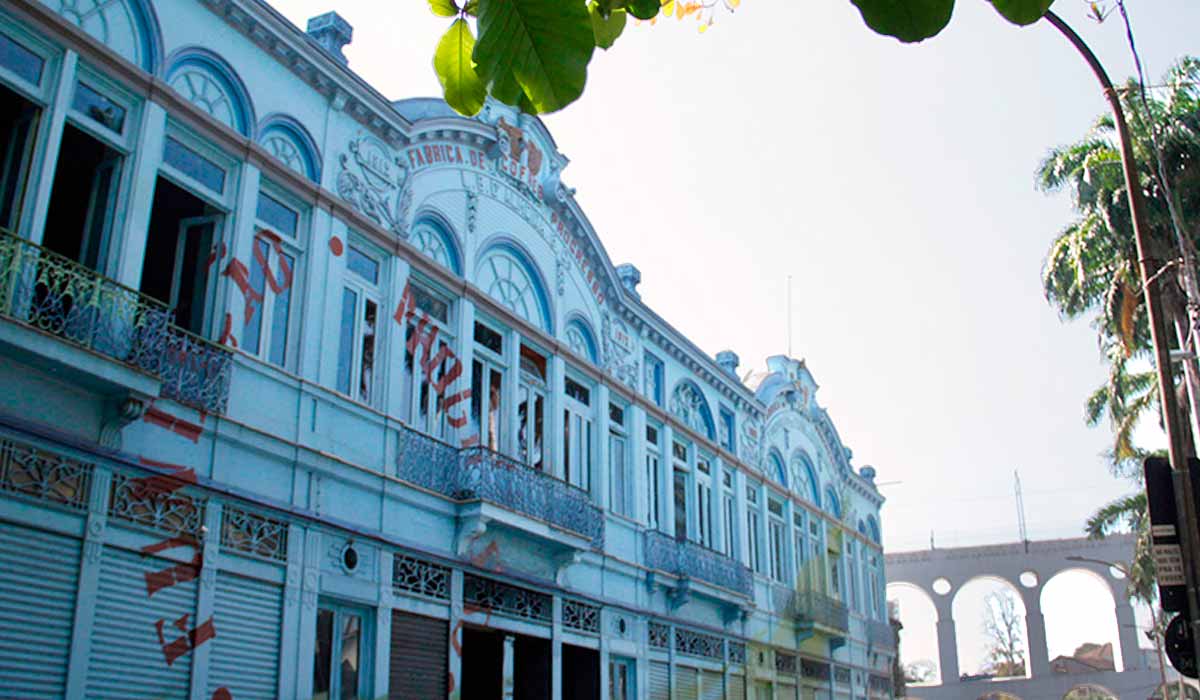 Fundição Progresso com Arcos da Lapa ao fundo