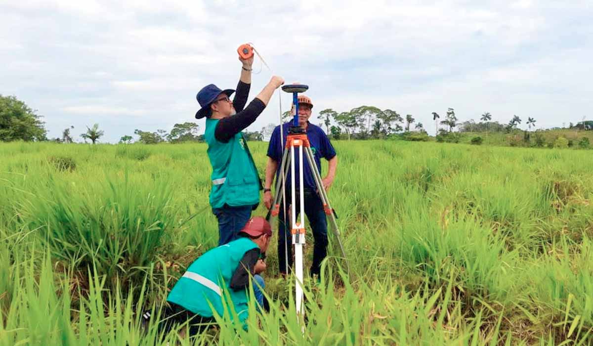 Equipe de georrefenciamento em trabalho de campo