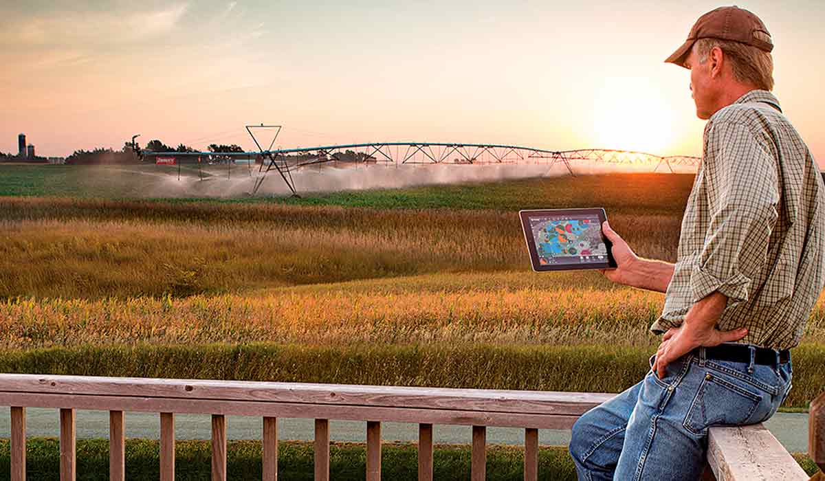 Produtor no controle do sistema de irrigação