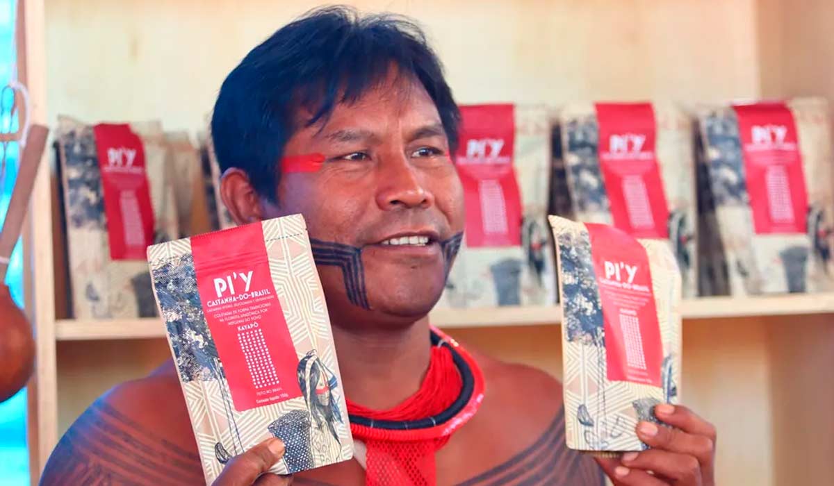 Bepunu Kayapó, presidente da cooperativa, mostra a embalagem de 150 g da castanha da Coobay - Foto: Pat-i Kayapó