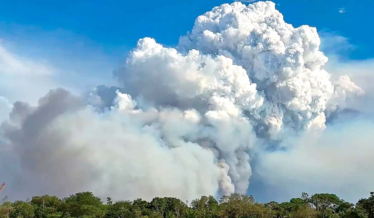 Enorme coluna de fumaça na paisagem do Pantanal devido a grande incêndio registrado em Porto Jofre/MT, sob calor extremo e tempo muito seco - Foto: Rogéiro Florentino - Metsul Meteorologia