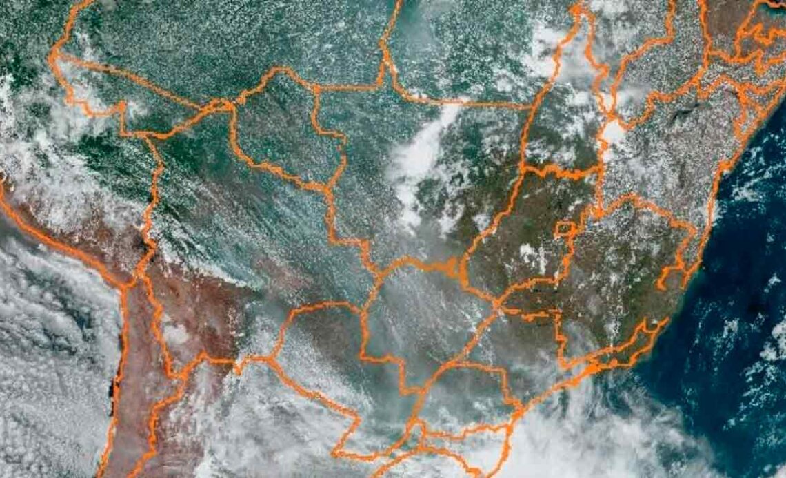 Imagem de satélite da fumaça de queimadas sobre América do Sul