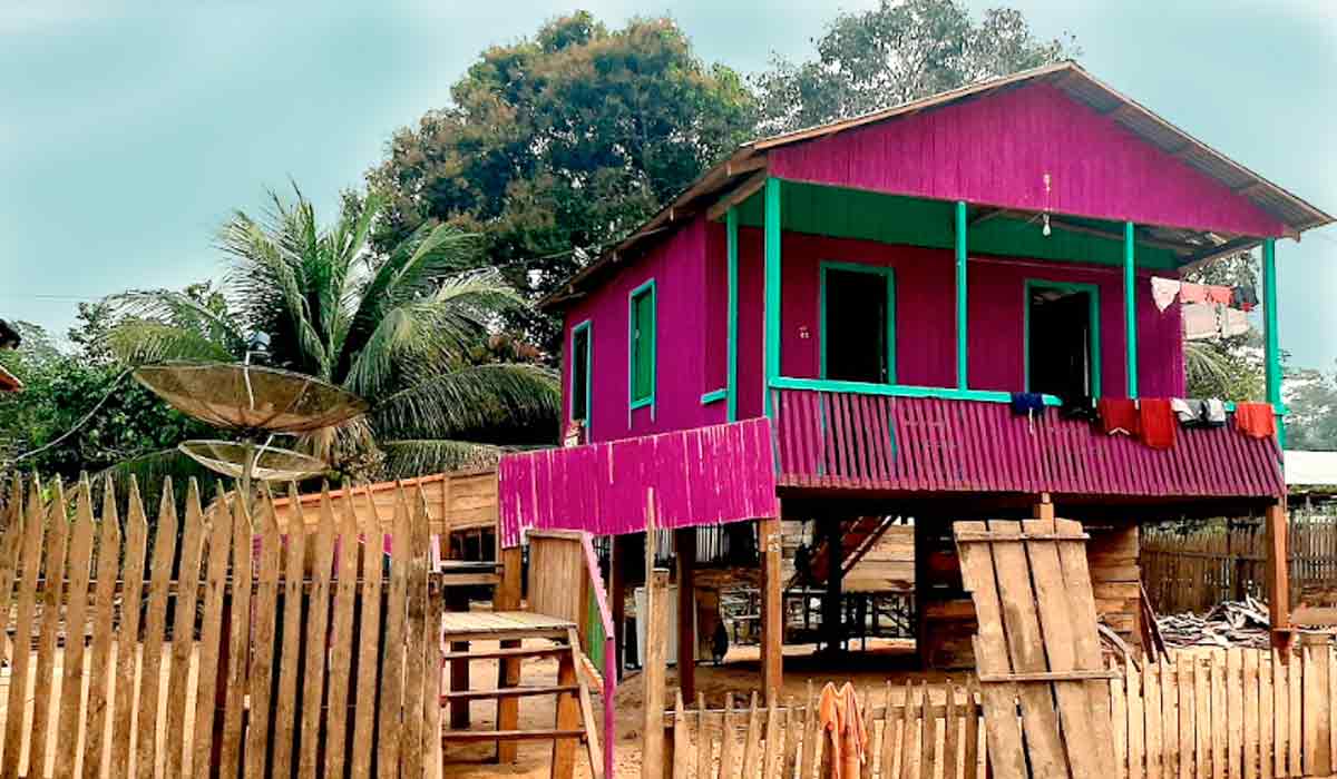 Casa de cor roxa fazendo alusão ao açaí de Feijó - Foto: Irineida Nobre