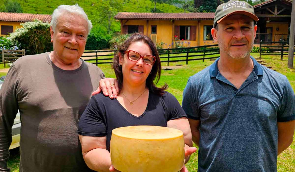 O casal queijeiro, Gustavo Pitta e Bianca Lamenha da Velho Pitta e o extensionista da Emater-MG Julio Cesar Fleming
