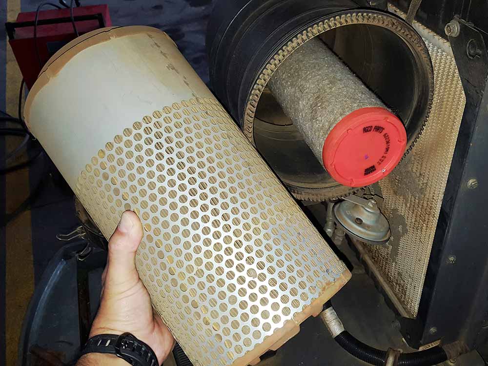 Verificação e limpeza do filtro de ar do motor
