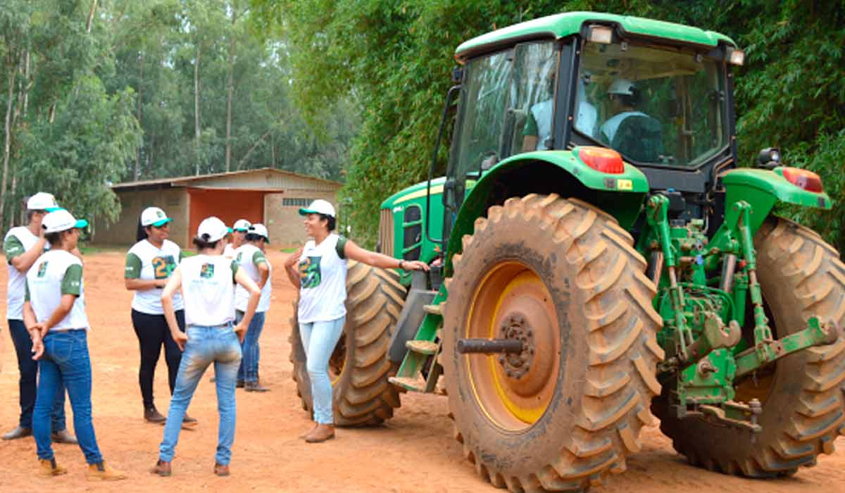 Turma em treinamento para operação de tratores