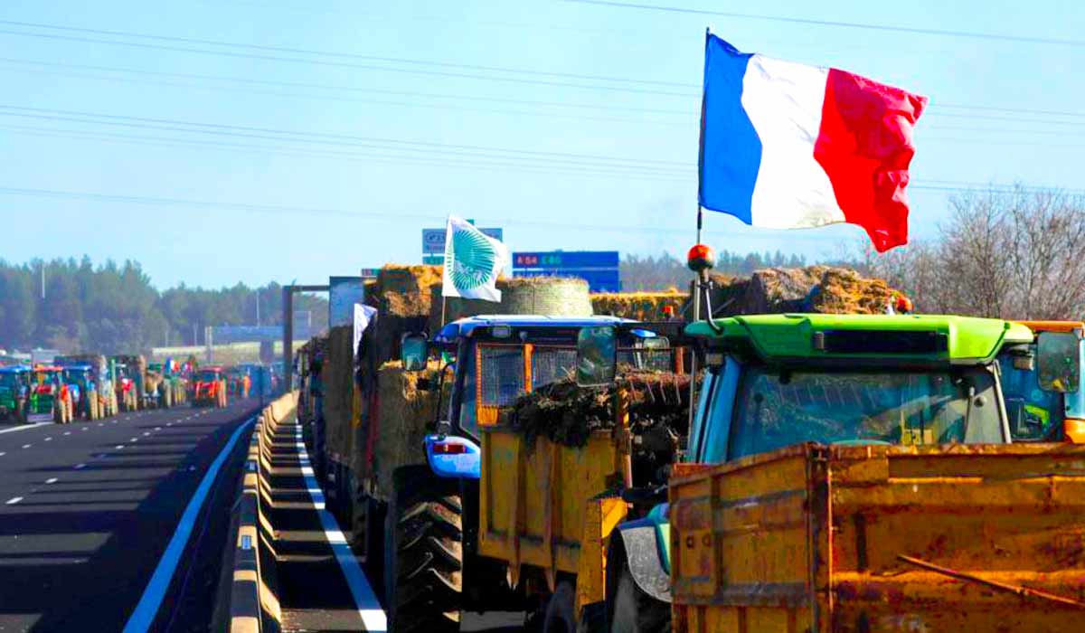 Agricultores franceses bloqueiam as estradas com tratores