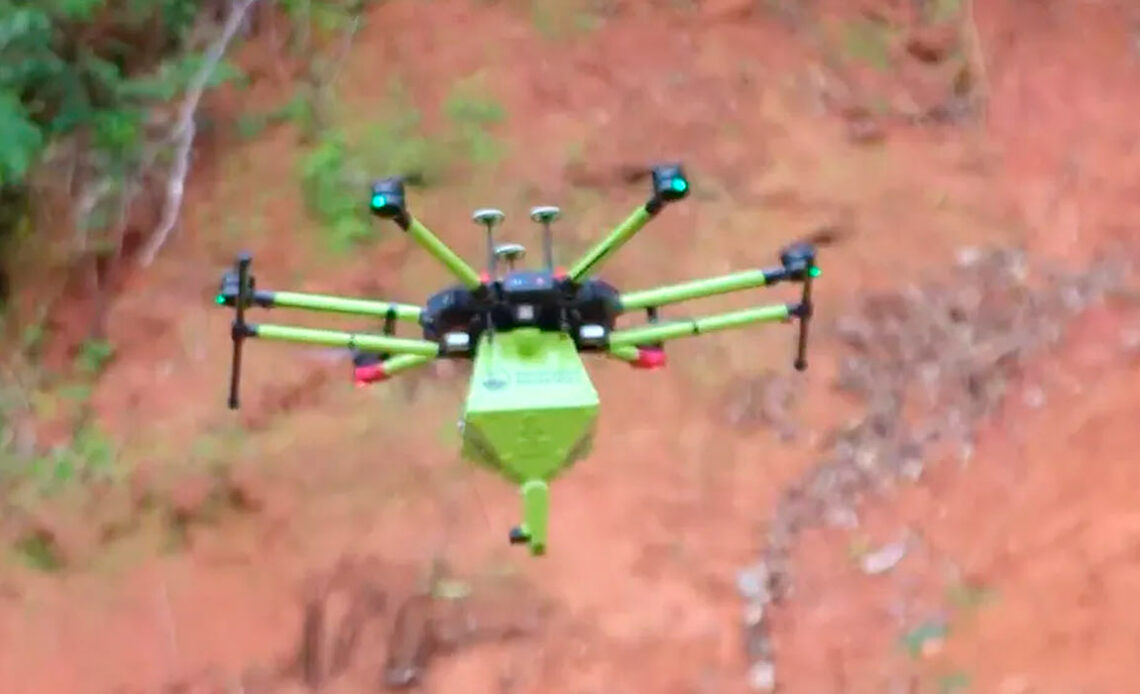 Drone em operação na área degradada