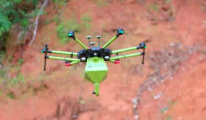 Drone em operação na área degradada