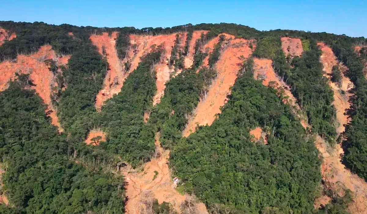 Área que sofreu com avalanches em São Sebastião/SP