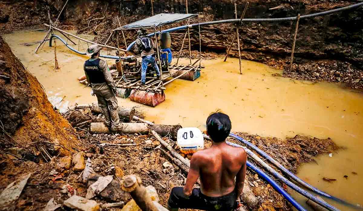 Ação das autoridades apreendendo balsa do garimpo ilegal