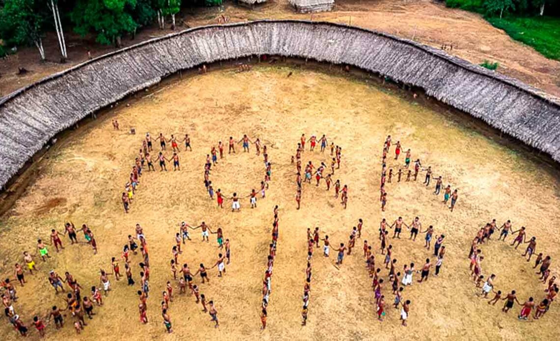 Participantes do Fórum de Lideranças Indígenas e Ye'kwana formam frase no centro da maloca e mandam o recado - Foto: Victor Moriyama/ISA