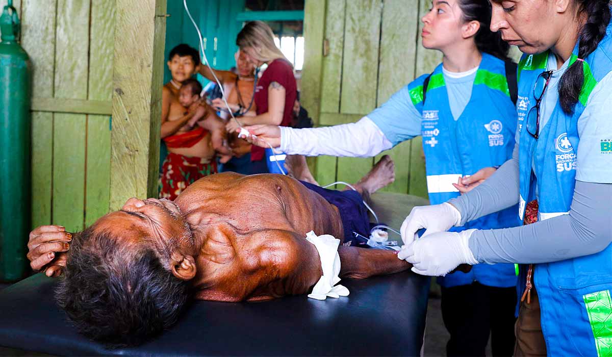 Idoso yanomami sendo atendido pela equipe de saúde