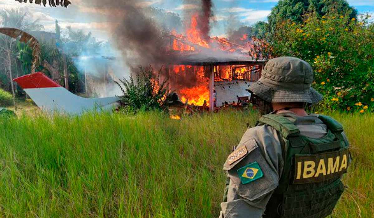 Agente do IBAMA acompanhando a destruição de equipamento dos garimpeiros