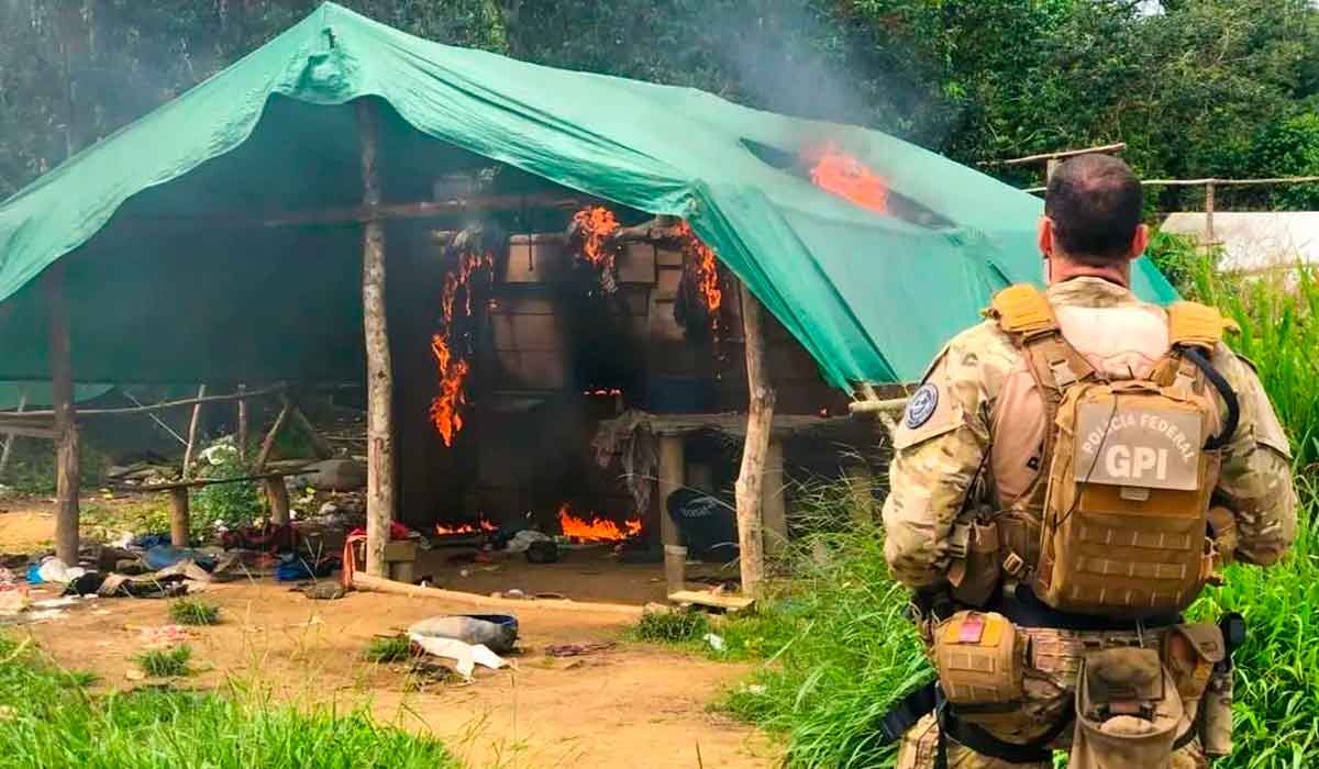 Polícia Federal destruindo acampamento do garimpo ilegal