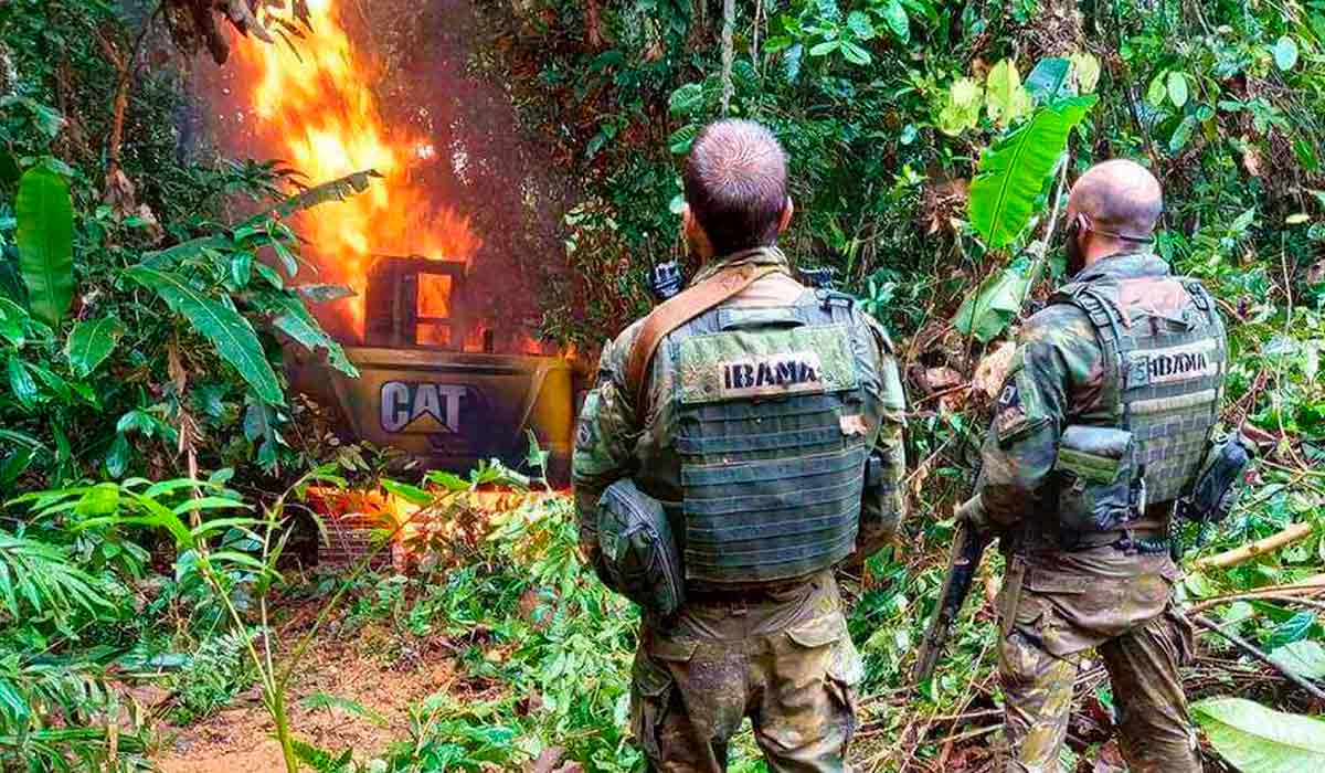 Ação de agentes do IBAMA na destruição de equipamentos dos garimpeiros
