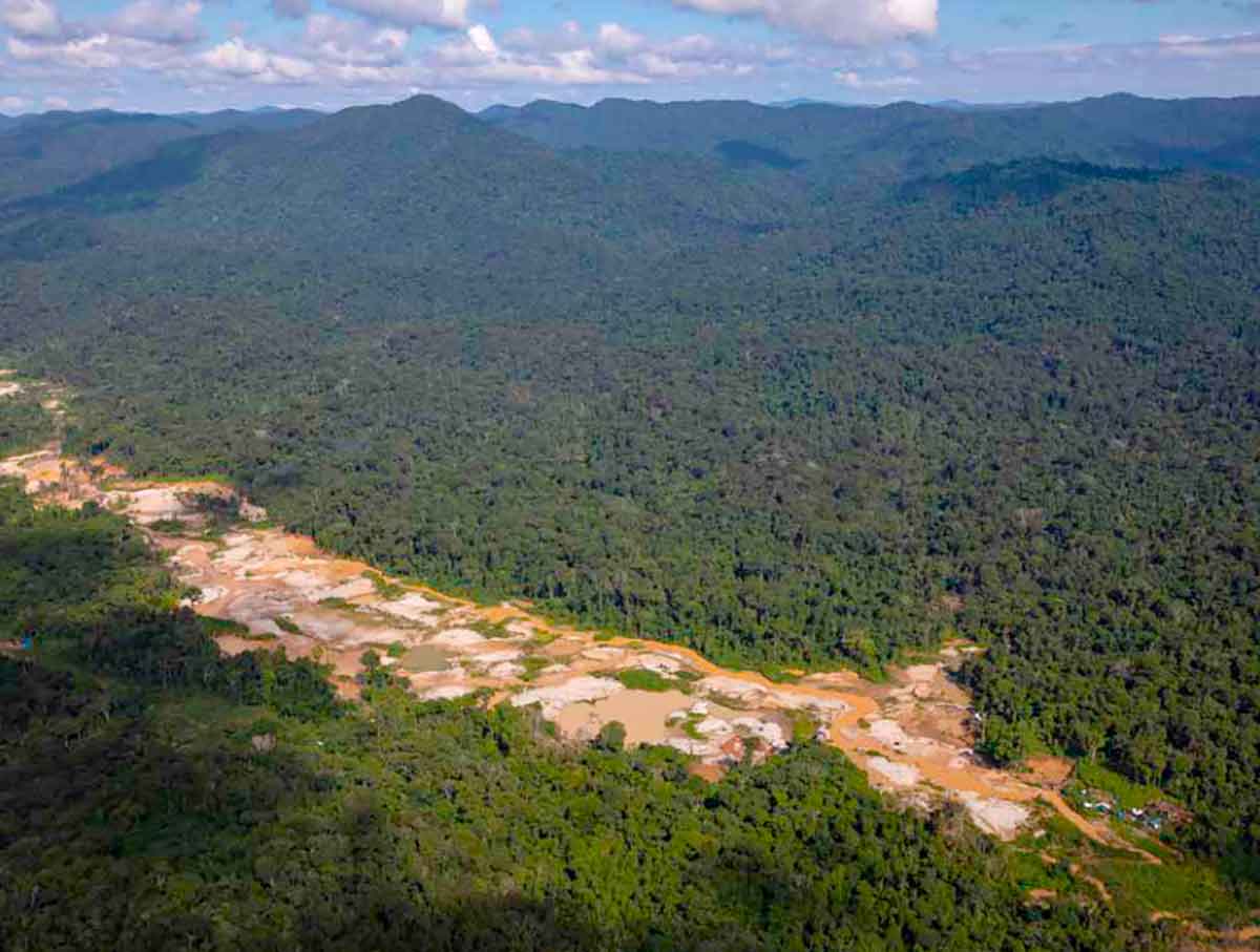 Destruição causada pelo garimpo ilegal na TI Yanomami