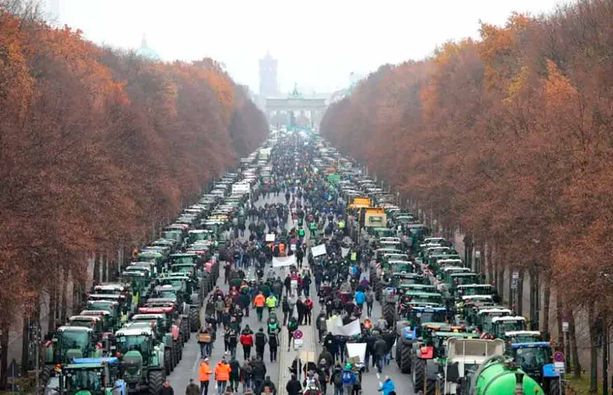Caravana de mais de 1.700 tratores e milhares de fazendeiros convergiu para o portão de Brandemburgo, em Berlim