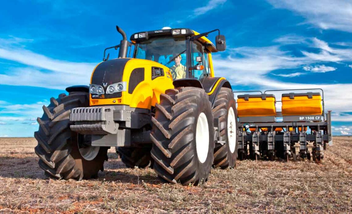 Trator em operação com plantadeira acoplada