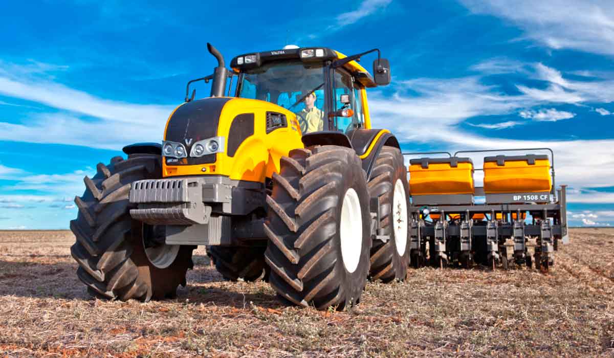 Trator em operação com plantadeira acoplada