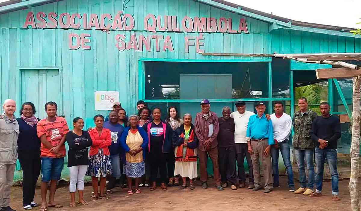 Integrantes da comunidade quilombola de Santa Fé em frente à sede da associação
